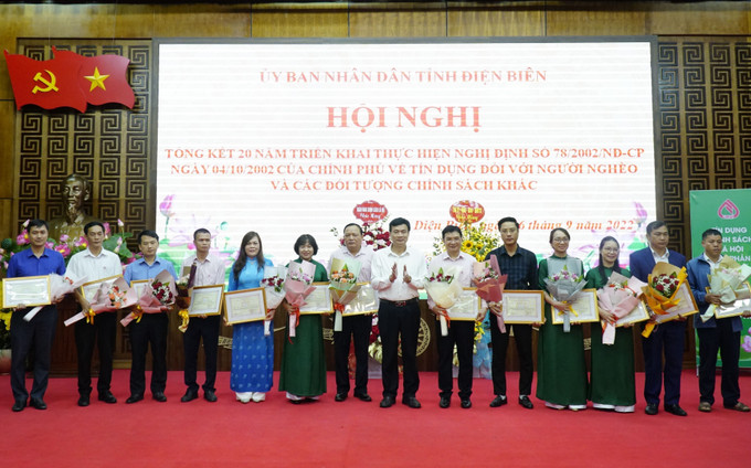 Trao Giấy khen của Ngân hàng Chính sách xã hội cho các tập thể và cá nhân có thành tích xuất sắc trong triển khai chính sách tín dụng ưu đãi theo Nghị định 78. Ảnh: Xuân Tư – TTXVN Tín dụng chính sách góp phần phát triển kinh tế - xã hội vùng sâu, vùng xa tỉnh Điện Biên ảnh 3