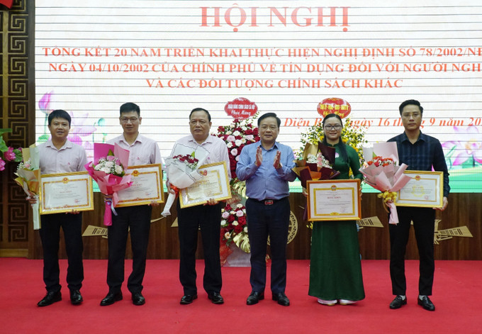 Trao Bằng khen của Bộ, ngành Trung ương cho các tập thể và cá nhân có thành tích xuất sắc trong triển khai chính sách tín dụng ưu đãi theo Nghị định 78. Ảnh: Xuân Tư – TTXVN Tín dụng chính sách góp phần phát triển kinh tế - xã hội vùng sâu, vùng xa tỉnh Điện Biên ảnh 2