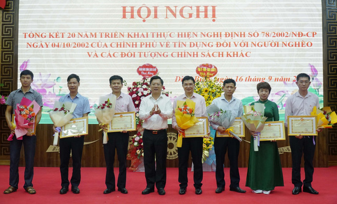 Trao Bằng khen của UBND tỉnh Điện Biên cho các tập thể và cá nhân có thành tích xuất sắc trong triển khai chính sách tín dụng ưu đãi theo Nghị định 78. Ảnh: Xuân Tư – TTXVN Tín dụng chính sách góp phần phát triển kinh tế - xã hội vùng sâu, vùng xa tỉnh Điện Biên ảnh 4