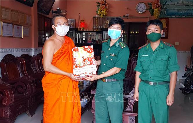 BĐBP Sóc Trăng tặng quà các chùa Khmer tại thị xã Vĩnh Châu, tỉnh Sóc Trăng nhân dịp lễ Sene Dolta. Ảnh: TTXVN phát Thăm, tặng quà một số điểm chùa ở Sóc Trăng nhân dịp lễ Sene Dolta ảnh 2