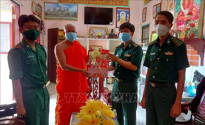 BĐBP Sóc Trăng tặng quà các chùa Khmer tại thị xã Vĩnh Châu, tỉnh Sóc Trăng nhân dịp lễ Sene Dolta. Ảnh: TTXVN phát Thăm, tặng quà một số điểm chùa ở Sóc Trăng nhân dịp lễ Sene Dolta ảnh 1