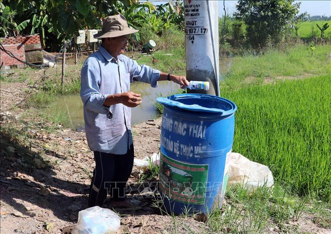 Những thùng chứa rác thải thuốc bảo vệ thực vật được đặt ngay tại cánh đồng ở xã Gáo Giồng, huyện Cao Lãnh. Ảnh : Nguyễn Văn Trí - TTXVN Đồng Tháp phát triển mô hình thu gom rác thải nông nghiệp ảnh 2