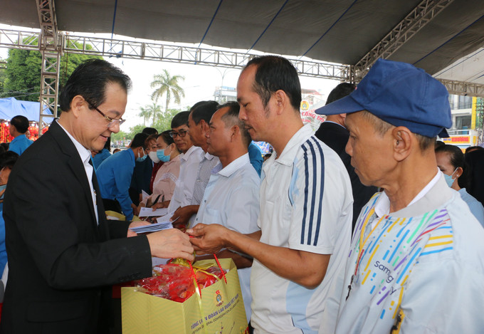 Bí thư Tỉnh ủy An Giang Lê Hồng Quang trao quà Tết cho đoàn viên Công đoàn, người lao động có hoàn cảnh khó khăn tại "Gian hàng 0 đồng" dịp Tết Nguyên đán Quý Mão 2023. Ảnh: Công Mạo-TTXVN An Giang dành gần 100 tỷ đồng chăm lo Tết cho gia đình chính sách, người nghèo ảnh 1