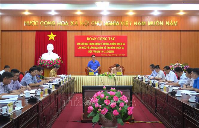 Toàn cảnh buổi làm việc. Ảnh: Minh Tâm-TTXVN Phó Trưởng ban Chỉ đạo Trung ương về Phòng chống thiên tai Trần Quang Hoài: Hà Giang cần tăng cường cảnh báo về phòng ngừa thiên tai ảnh 1