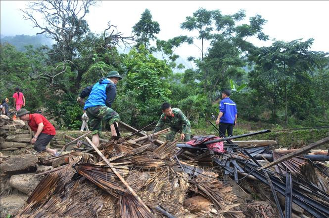 Cán bộ, chiến sỹ Bộ Chỉ huy Quân sự tỉnh Hà Giang giúp nhân dân khẩn trương khắc phục mưa lũ. Ảnh: Minh Tâm-TTXVN Phó Trưởng ban Chỉ đạo Trung ương về Phòng chống thiên tai Trần Quang Hoài: Hà Giang cần tăng cường cảnh báo về phòng ngừa thiên tai ảnh 2