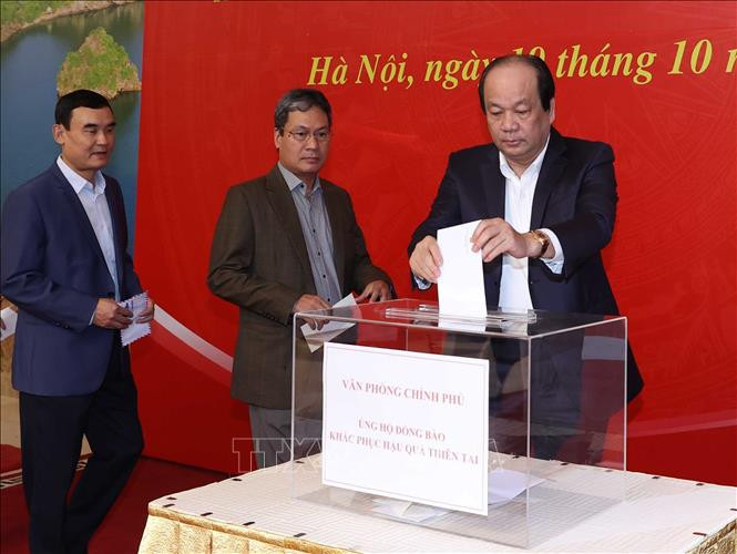 Cán bộ, công chức Văn phòng Chính phủ tham gia ủng hộ. Ảnh: Thống Nhất – TTXVN Lãnh đạo Chính phủ tham gia quyên góp ủng hộ đồng bào vùng mưa lũ ở miền Trung ảnh 2
