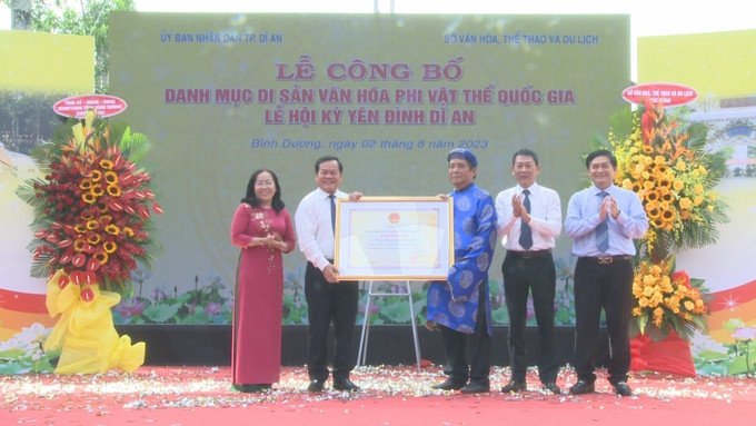 Lễ công bố danh mục di sản văn hóa phi vật thể quốc gia “Lễ hội Kỳ yên đình Dĩ An” tại thành phố Dĩ An, tỉnh Bình Dương. Ảnh: Huyền Trang-TTXVN Lễ hội Kỳ yên đình Dĩ An là Di sản Văn hóa phi vật thể quốc gia ảnh 1