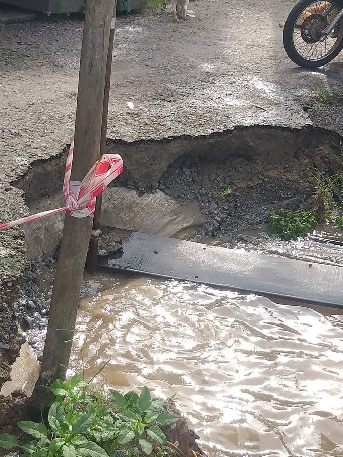 Sạt lở lấn sâu khoảng 1m vào đường giao thông trên cồn Phó Ba. Ảnh: TTXVN phát Nguy cơ sạt lở bờ sông trên cồn Phó Ba, tỉnh An Giang ảnh 2