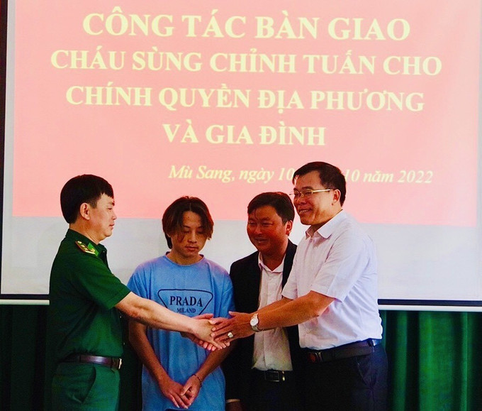 Đại diện Bộ Chỉ huy BĐBP Lai Châu và Tổ chức trẻ em Rồng xanh bàn giao nạn nhân cho chính quyền địa phương và gia đình. Ảnh: TTXVN phát Giải cứu thành công, bàn giao một thiếu niên tại Lai Châu bị lừa đi làm việc tại Campuchia ảnh 2