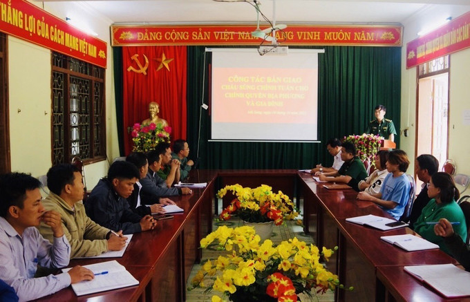 Giải cứu và bàn giao một lao động tại Lai Châu bị lừa đi làm việc tại Campuchia cho chính quyền địa phương và gia đình tại huyện Phong Thổ. Ảnh: TTXVN phát Giải cứu thành công, bàn giao một thiếu niên tại Lai Châu bị lừa đi làm việc tại Campuchia ảnh 1
