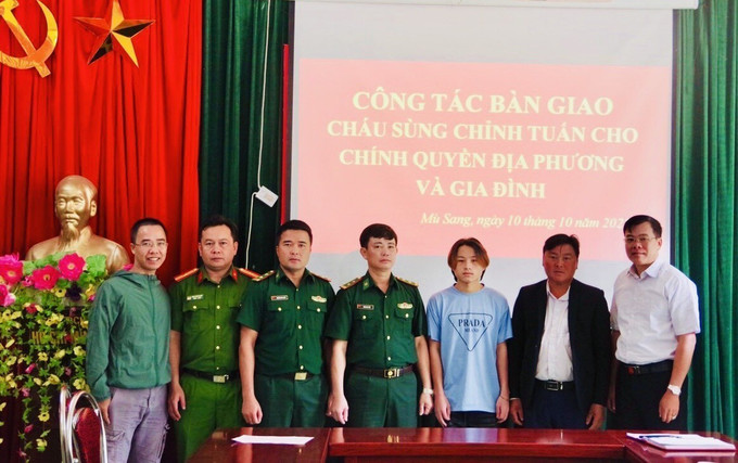 Đại diện Bộ Chỉ huy BĐBP Lai Châu và Tổ chức trẻ em Rồng xanh bàn giao nạn nhân cho chính quyền địa phương và gia đình. Ảnh: TTXVN phát Giải cứu thành công, bàn giao một thiếu niên tại Lai Châu bị lừa đi làm việc tại Campuchia ảnh 3