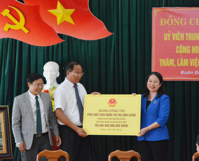 Phó Chủ tịch nước Võ Thị Ánh Xuân trao tặng 10 ngôi nhà Đại đoàn kết cho người nghèo tại huyện Buôn Đôn. Ảnh: Tuấn Anh – TTXVN Phó Chủ tịch nước Võ Thị Ánh Xuân thăm và làm việc tại tỉnh Đắk Lắk ảnh 7