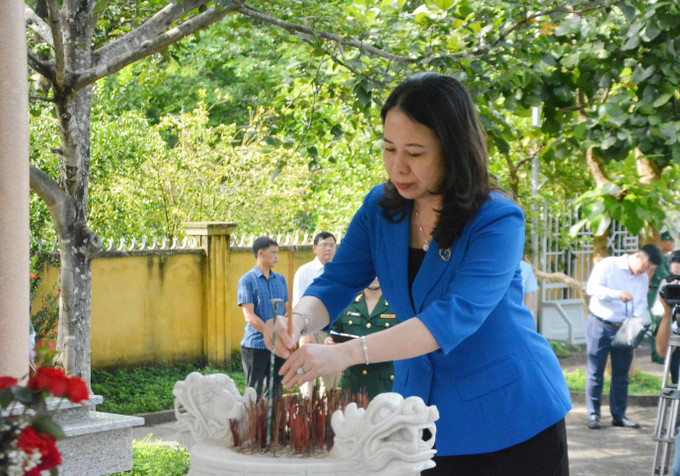 Phó Chủ tịch nước Võ Thị Ánh Xuân dâng hương tại Đài tưởng niệm các Anh hùng liệt sĩ Đồn Biên phòng Sêrêpốk (Bộ đội Biên phòng tỉnh Đắk Lắk). Ảnh: Tuấn Anh – TTXVN Phó Chủ tịch nước Võ Thị Ánh Xuân thăm và làm việc tại tỉnh Đắk Lắk ảnh 1
