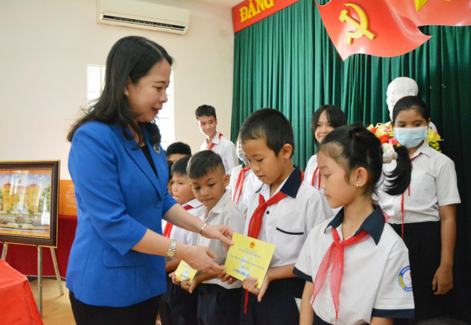 Phó Chủ tịch nước Võ Thị Ánh Xuân tặng quà cho trẻ em có hoàn cảnh khó khăn tại huyện Buôn Đôn. Ảnh: Tuấn Anh – TTXVN Phó Chủ tịch nước Võ Thị Ánh Xuân thăm và làm việc tại tỉnh Đắk Lắk ảnh 6