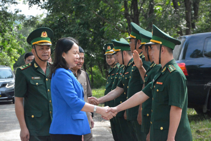 Phó Chủ tịch nước Võ Thị Ánh Xuân thăm và làm việc tại Đồn Biên phòng Sêrêpốk (Bộ đội Biên phòng tỉnh Đắk Lắk). Ảnh: Tuấn Anh – TTXVN Phó Chủ tịch nước Võ Thị Ánh Xuân thăm và làm việc tại tỉnh Đắk Lắk ảnh 4