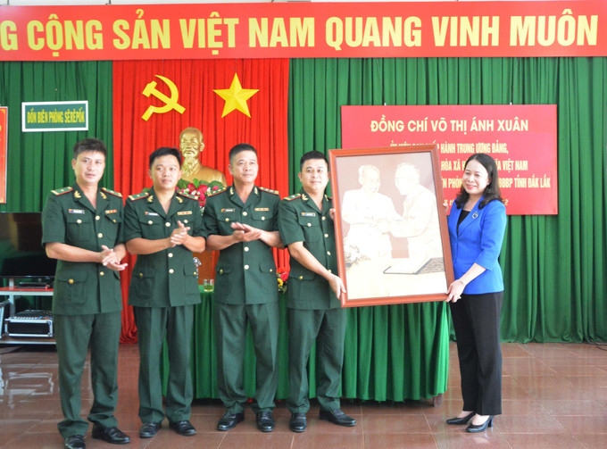 Phó Chủ tịch nước Võ Thị Ánh Xuân tặng quà lưu niệm cho cán bộ, chiến sĩ Đồn Biên phòng Sêrêpốk (Bộ đội Biên phòng tỉnh Đắk Lắk). Ảnh: Tuấn Anh – TTXVN Phó Chủ tịch nước Võ Thị Ánh Xuân thăm và làm việc tại tỉnh Đắk Lắk ảnh 3