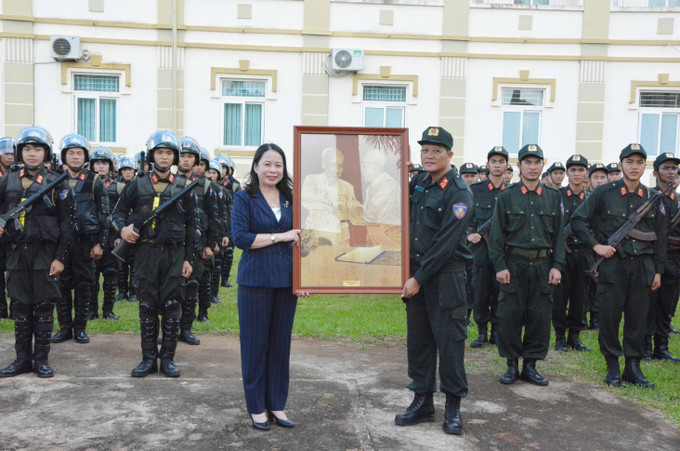 Phó Chủ tịch nước Võ Thị Ánh Xuân tặng quà lưu niệm cho cán bộ, chiến sĩ Trung đoàn Cảnh Sát Cơ động Tây Nguyên. Ảnh: Tuấn Anh – TTXVN Phó Chủ tịch nước Võ Thị Ánh Xuân thăm và làm việc tại tỉnh Đắk Lắk ảnh 10