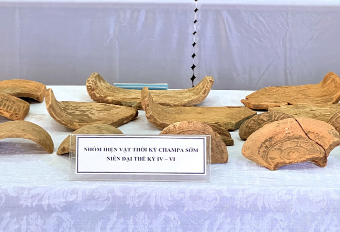 Nhóm hiện vật thời kỳ Champa sớm niên đại thế kỷ 4-6 được phát hiện tại phế tích Châu Thành. Ảnh: Nguyên Linh-TTXVN Nhiều phát hiện khảo cổ ở phế tích Châu Thành ảnh 6