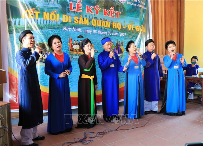 Câu lạc bộ Quan họ làng Diềm (thành phố Bắc Ninh, tỉnh Bắc Ninh) và Hội dân ca Ví, Giặm sông Lam (Nghệ An) giao lưu, kết nối với nhau tại thành phố Bắc Ninh. Ảnh: Thanh Thương- TTXVN Kết nối - cách thức bảo tồn mới của di sản ảnh 2