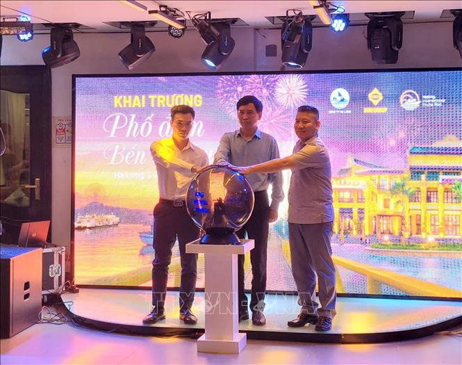 Ban Tổ chức ấn nút khai trương "Phố đêm du thuyền". Ảnh: Thanh Vân-TTXVN Phố đêm du thuyền - sản phẩm du lịch mới của Quảng Ninh ảnh 1