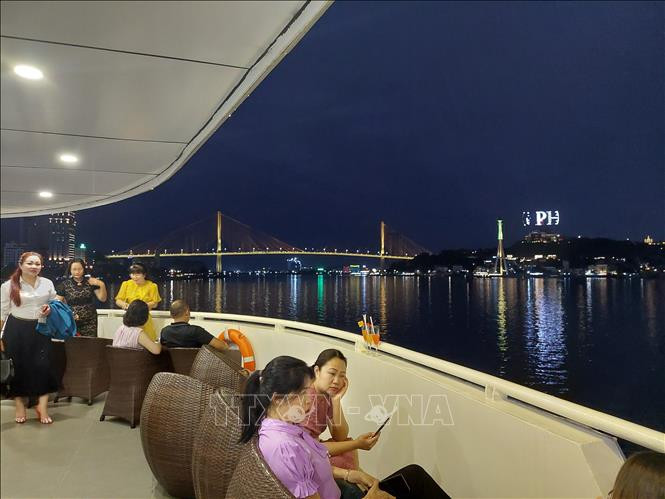 "Phố đêm du thuyền" sẽ góp phần giảm tải lượng khách du lịch cho các nhà hàng trên bờ. Ảnh: Thanh Vân-TTXVN Phố đêm du thuyền - sản phẩm du lịch mới của Quảng Ninh ảnh 2