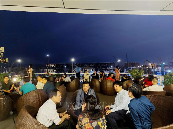 Du khách trải nghiệm với sản phẩm du lịch mới của tỉnh Quảng Ninh. Ảnh. Thanh Vân-TTXVN Phố đêm du thuyền - sản phẩm du lịch mới của Quảng Ninh ảnh 4