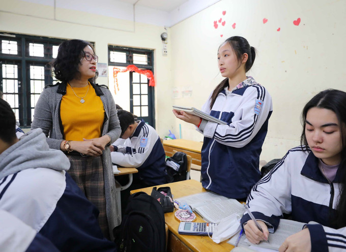 Giờ ôn tập môn Ngữ Văn của học sinh lớp 12 trường THPT Hoàng Văn Thụ (Hoàng Mai, Hà Nội). Ảnh: Thanh Tùng - TTXVN Chỉ thị về phối hợp tổ chức tốt Kỳ thi tốt nghiệp Trung học Phổ thông và tuyển sinh đại học 2023 ảnh 1