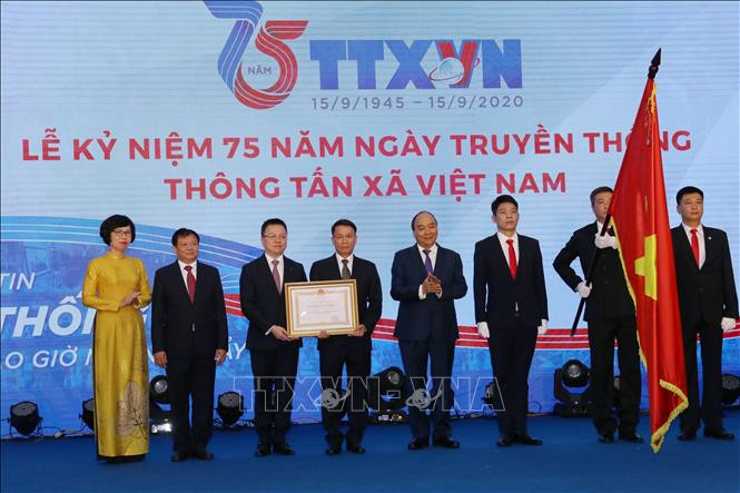 Thủ tướng Nguyễn Xuân Phúc, Chủ tịch Hội đồng Thi đua- Khen thưởng Trung ương trao tặng Huân chương Lao động hạng Nhất cho Thông tấn xã Việt Nam(15/9/1945-15/9/2020). Ảnh: Hoàng Hiếu - TTXVN 75 năm Thông tấn xã Việt Nam: Nỗ lực sáng tạo không ngừng cho dòng tin chính thống chảy mãi ảnh 1