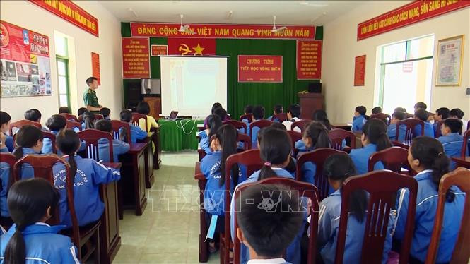 Các em được giới thiệu các nội dung về chủ quyền biên giới quốc gia, về các quy định ra, vào khu vực biên giới. Ảnh: TTXVN phát Đắk Nông: Tự hào với “Tiết học vùng biên” ảnh 1