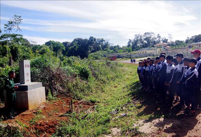 Các em học sinh tham gia “Tiết học vùng biên” được giới thiệu về cột mốc biên giới. Ảnh: TTXVN phát Đắk Nông: Tự hào với “Tiết học vùng biên” ảnh 3