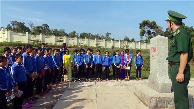 Các em học sinh tham gia “Tiết học vùng biên” được giới thiệu về cột mốc biên giới. Ảnh: TTXVN phát Đắk Nông: Tự hào với “Tiết học vùng biên” ảnh 2