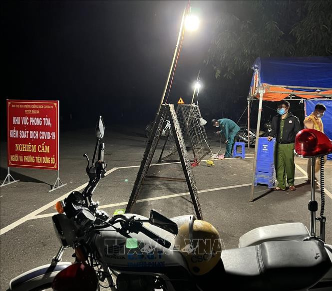 Nhập mô tả cho ảnhLực lượng chức năng phong toả kiểm soát dịch COVID-19 tại thôn 5, xã Hà Mòn. Ảnh: TTXVN phát Dịch COVID-19: Kon Tum bảo vệ “vùng xanh” từ thôn, làng ảnh 3