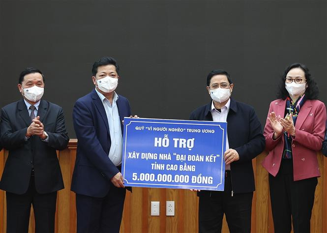 Thủ tướng Phạm Minh Chính và đại diện các bộ, ngành trung ương trao 5 tỷ đồng hỗ trợ xây dựng nhà “Đại đoàn kết” tỉnh Cao Bằng. Ảnh: Dương Giang-TTXVN Thủ tướng Phạm Minh Chính: Hỗ trợ Cao Bằng đảm bảo an sinh xã hội, nhất là vùng đồng bào dân tộc thiểu số và miền núi ảnh 3