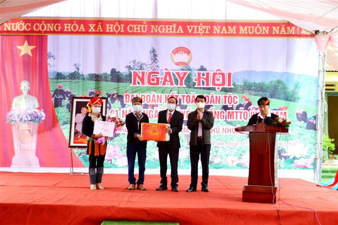 Đồng chí Trần Cẩm Tú tặng quà cho nhân dân các dân tộc thôn Phú Lâm. Ảnh: Hương Thu - TTXVN Đồng chí Trần Cẩm Tú dự Ngày hội Đại đoàn kết toàn dân tộc tại Lào Cai ảnh 3
