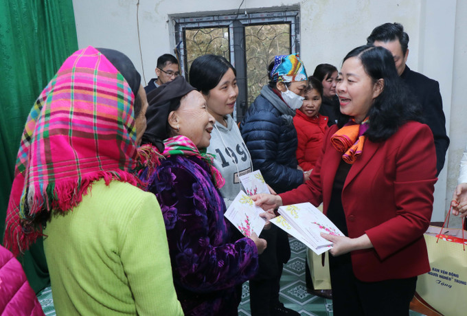 Trưởng Ban Dân vận Trung ương Bùi Thị Minh Hoài tặng quà Tết cho các hộ dân có hoàn cảnh khó khăn tại xã Tân Sơn, huyện Chợ Mới. Ảnh: Vũ Hoàng Giang - TTXVN Trưởng Ban Dân vận Trung ương Bùi Thị Minh Hoài tặng quà Tết tại Bắc Kạn ảnh 3