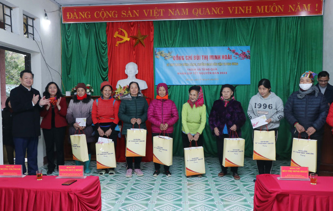 Trưởng Ban Dân vận Trung ương Bùi Thị Minh Hoài tặng quà Tết các hộ dân và công nhân, viên chức lao động có hoàn cảnh khó khăn tại xã Tân Sơn, huyện Chợ Mới. Ảnh: Vũ Hoàng Giang - TTXVN Trưởng Ban Dân vận Trung ương Bùi Thị Minh Hoài tặng quà Tết tại Bắc Kạn ảnh 4