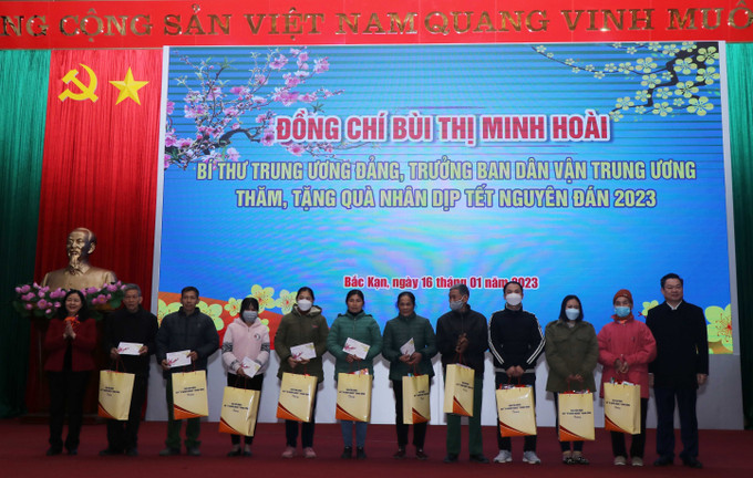 Trưởng Ban Dân vận Trung ương Bùi Thị Minh Hoài tặng quà Tết cho 10 hộ nghèo tại thành phố Bắc Kạn. Ảnh: Vũ Hoàng Giang - TTXVN Trưởng Ban Dân vận Trung ương Bùi Thị Minh Hoài tặng quà Tết tại Bắc Kạn ảnh 2