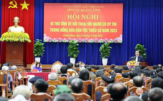 Quang cảnh Hội nghị đối thoại. Ảnh Trần Tĩnh - TTXVN Người đứng đầu cấp ủy tỉnh Quảng Nam đối thoại với người có uy tín trong đồng bào dân tộc thiểu số ảnh 1