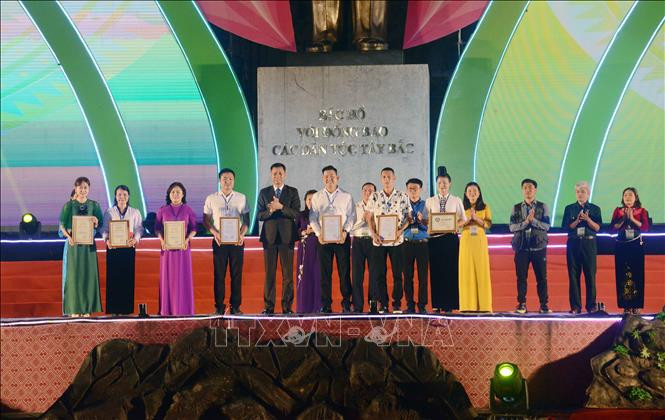 Phó Chủ tịch UBND tỉnh Sơn La Nguyễn Thành Công trao giải cho các tập thế, cá nhân tham gia Hội Thi “Chế biến món ngon từ trái cây”, “Tạo hình nghệ thuật từ trái cây”, Cuộc thi “Ảnh đẹp về trái cây” tại Festival trái cây và sản phẩm OCOP Việt Nam năm 2022. Ảnh: Quang Quyết-TTXVN Bế mạc Festival trái cây và sản phẩm OCOP Việt Nam 2022 ảnh 1