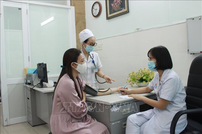 Bác sĩ của Phòng khám hậu COVID-19, Bệnh viện Đa khoa tỉnh Khánh Hòa thăm khám cho bệnh nhân đến khám do nghi ngờ mắc các triệu chứng hậu COVID-19. Ảnh tư liệu: Phan Sáu/TTXVN Tăng chất lượng điều trị, phục hồi chức năng cho người mắc và sau mắc COVID-19 ảnh 1