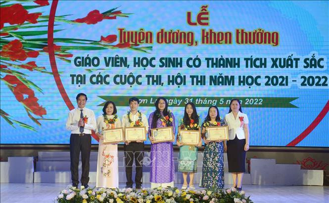 Ban tổ chức tuyên dương các giáo viên có thành tích xuất sắc năm học 2021-2022. Ảnh: Quang Quyết-TTXVN Sơn La tuyên dương giáo viên, học sinh có thành tích xuất sắc ảnh 1