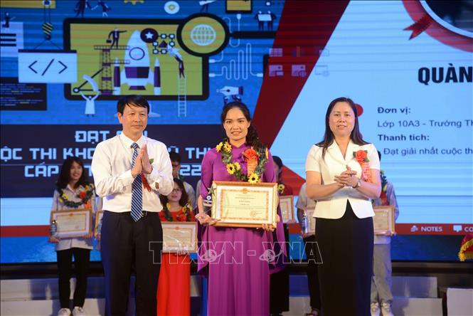Ban tổ chức tuyên dương các giáo viên có thành tích xuất sắc năm học 2021-2022. Ảnh: Quang Quyết-TTXVN Sơn La tuyên dương giáo viên, học sinh có thành tích xuất sắc ảnh 2