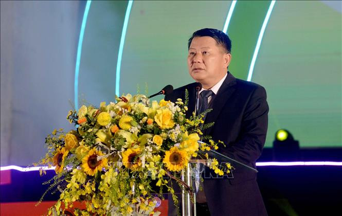 Phó Bí thư Thường trực Tỉnh ủy Sơn La Lò Minh Hùng phát biểu Bế Festival trái cây và sản phẩm OCOP Việt Nam năm 2022. Ảnh: Quang Quyết-TTXVN Bế mạc Festival trái cây và sản phẩm OCOP Việt Nam 2022 ảnh 3