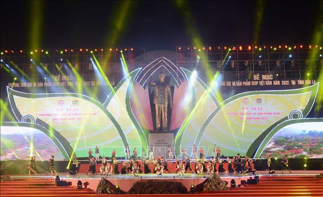 Tiết mục văn nghệ tại Lễ Bế mạc Festival trái cây và sản phẩm OCOP Việt Nam năm 2022. Ảnh: Quang Quyết-TTXVN Bế mạc Festival trái cây và sản phẩm OCOP Việt Nam 2022 ảnh 2