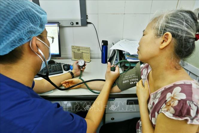 Nắng nóng gay gắt, kéo dài khiến số bệnh nhân người cao tuổi đến khám tại bệnh viện Việt Nam – Cu Ba tăng lên. Ảnh: Minh Quyết – TTXVN Phòng tránh bệnh do nắng nóng ở người già và trẻ em ảnh 1