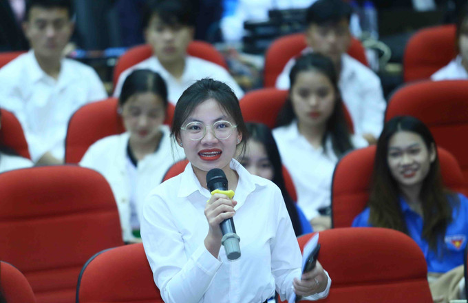 Sinh viên đối thoại với Chủ tịch Hội Sinh viên Việt Nam tỉnh Sơn La Nguyễn Tuấn Anh. Ảnh: Quang Quyết-TTXVN Làm giàu thêm vườn hoa “Sinh viên 5 tốt” ở Sơn La ảnh 2