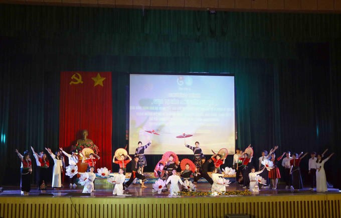 Tiết mục văn nghệ tại chương trình Gala “Tự hào sinh viên Sơn La”. Ảnh: Quang Quyết-TTXVN Làm giàu thêm vườn hoa “Sinh viên 5 tốt” ở Sơn La ảnh 3