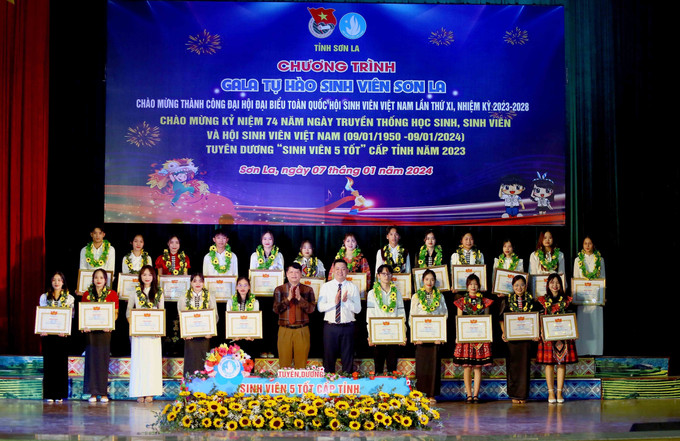 BTC vinh danh “Sinh viên 5 tốt” cấp tỉnh năm 2023. Ảnh: Quang Quyết-TTXVN Làm giàu thêm vườn hoa “Sinh viên 5 tốt” ở Sơn La ảnh 1