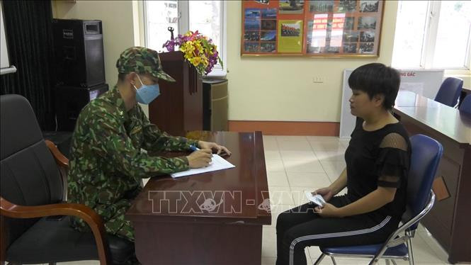 Biên phòng áp giải các đối tượng ra khỏi khu vực biên giới sau bắt giữ. Ảnh: TTXVN phát Lào Cai: Khởi tố vụ án tổ chức cho người khác xuất cảnh trái phép ảnh 3