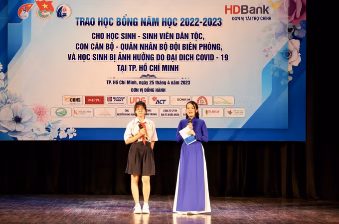 Trao học bổng Vừ A Dính cho học sinh, sinh viên dân tộc Thành phố Hồ Chí Minh ảnh 3
